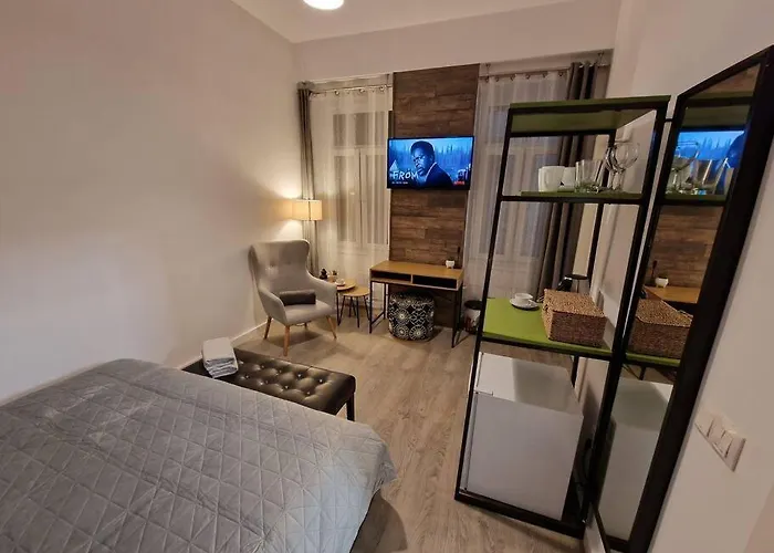Ultra Central Bohemian Apartment 4